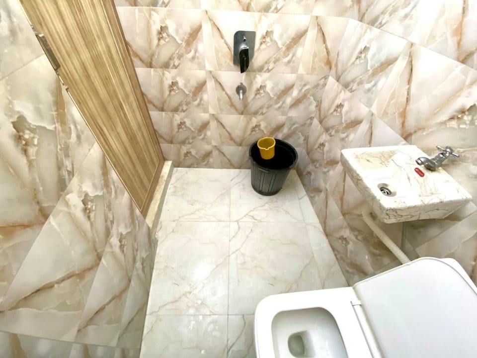 Stay near Chittaranjan Hospital Park Circus 2 Apartment in Kolkata