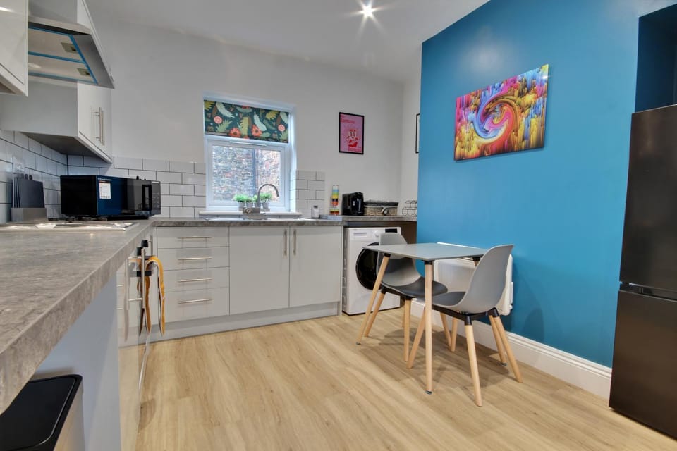 Coffee/tea facilities, Dining area, oven, stove, washing machine, kitchen