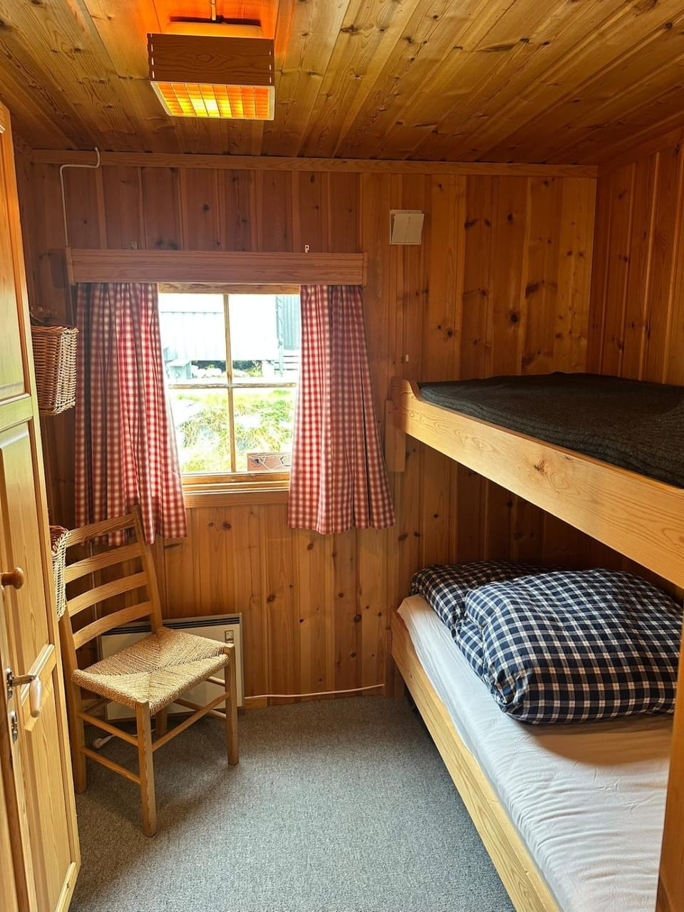 Bedroom, bunk bed