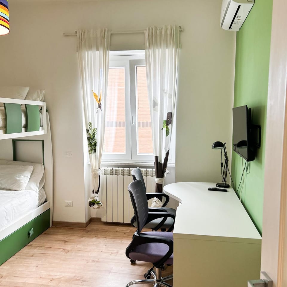 TV and multimedia, Seating area, Bedroom