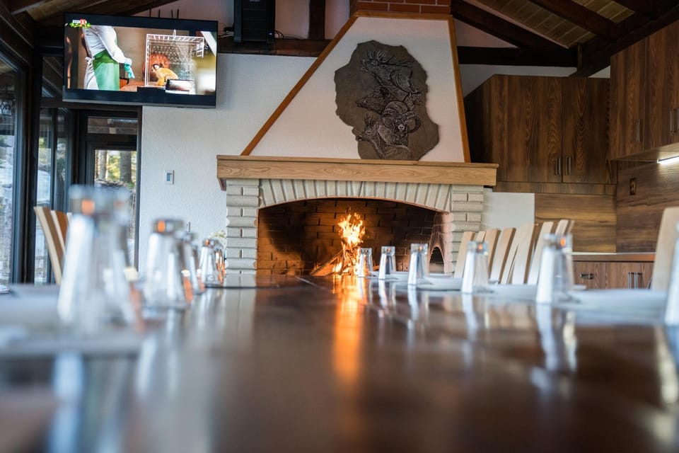 Restaurant/places to eat, BBQ facilities, Living room, Seating area, Breakfast, fireplace