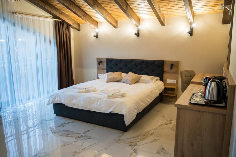 Bed, Coffee/tea facilities, View (from property/room), Photo of the whole room, Bedroom, towels