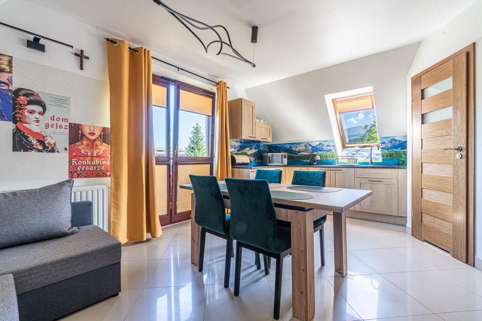 Kitchen or kitchenette, Living room, Seating area, Dining area