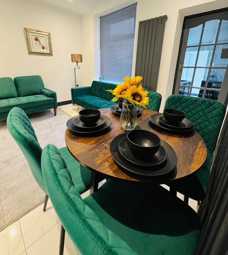 Your Home Away, Luxury House House in Swansea