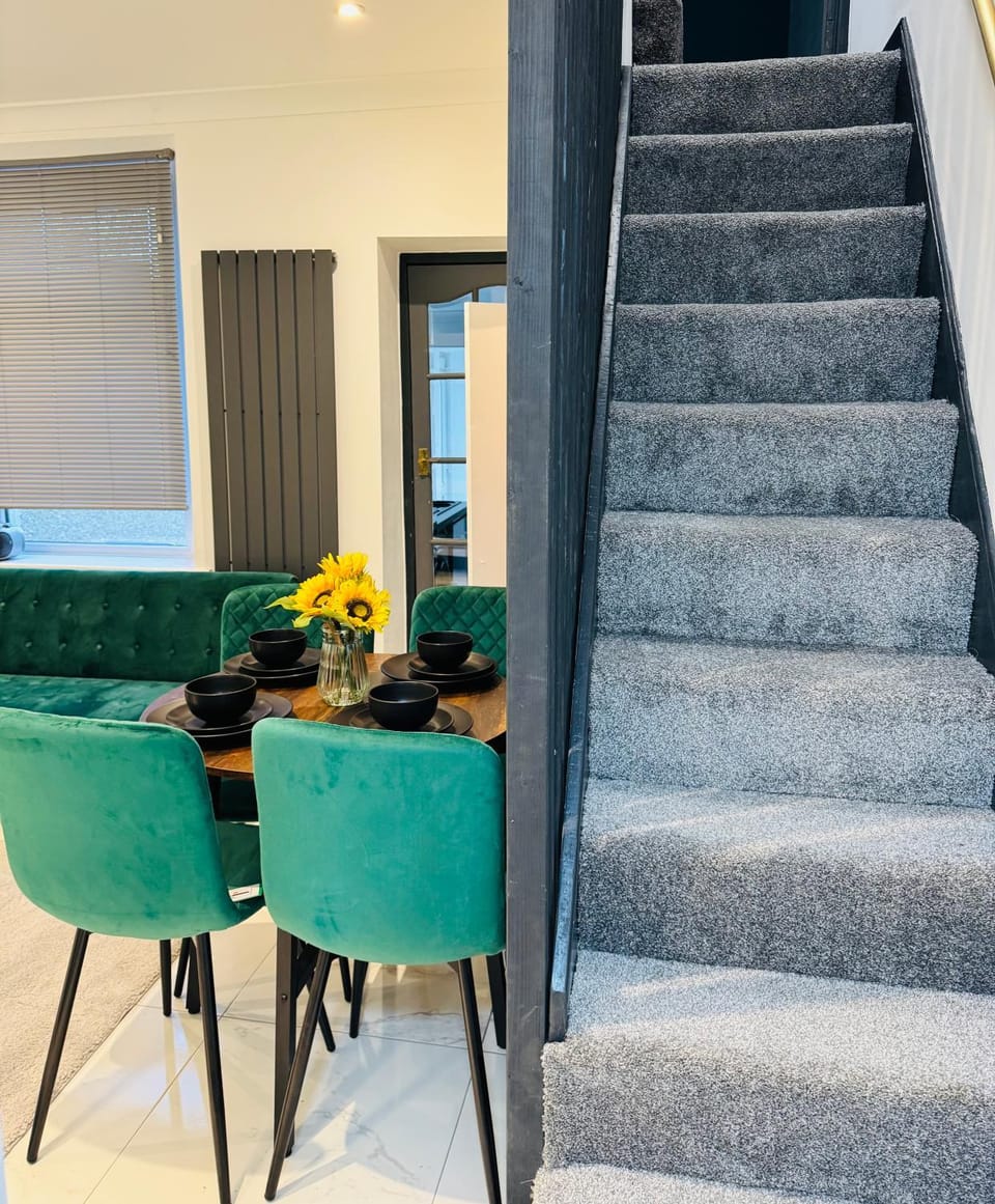 Your Home Away, Luxury House House in Swansea