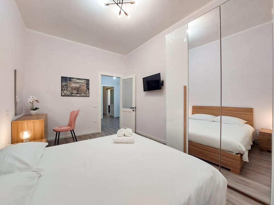 Bed, TV and multimedia, Photo of the whole room, Bedroom, wardrobe