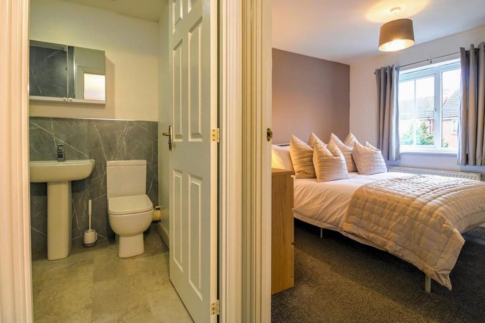 Toilet, Bed, Bathroom, Photo of the whole room, Bedroom, towels
