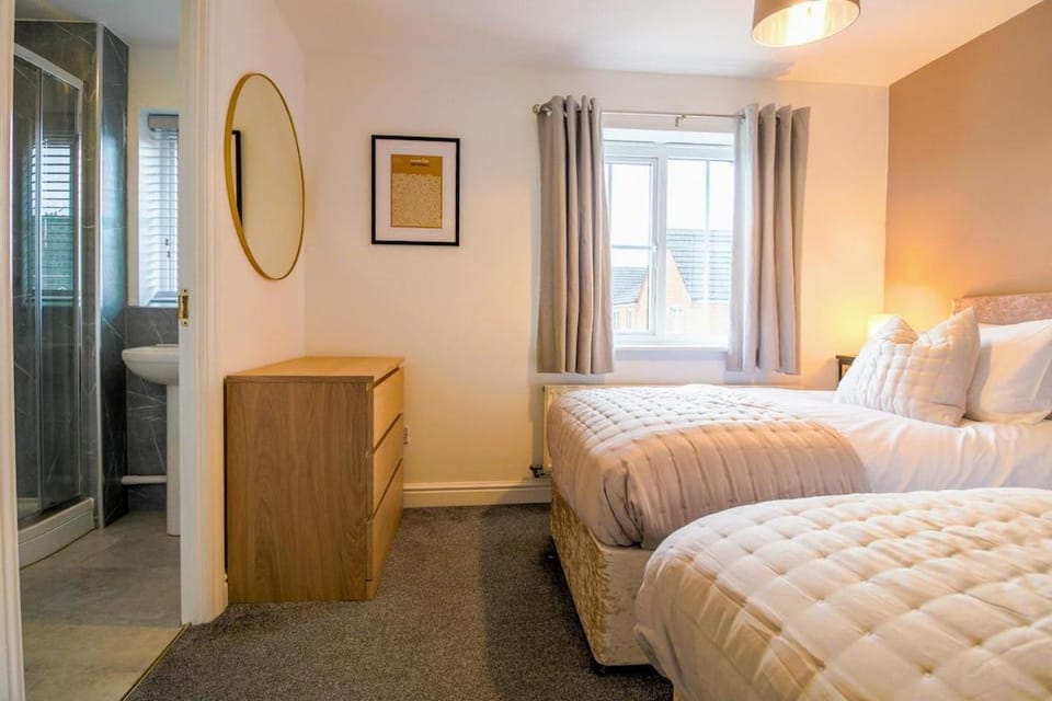 Bed, Bathroom, Photo of the whole room, Bedroom