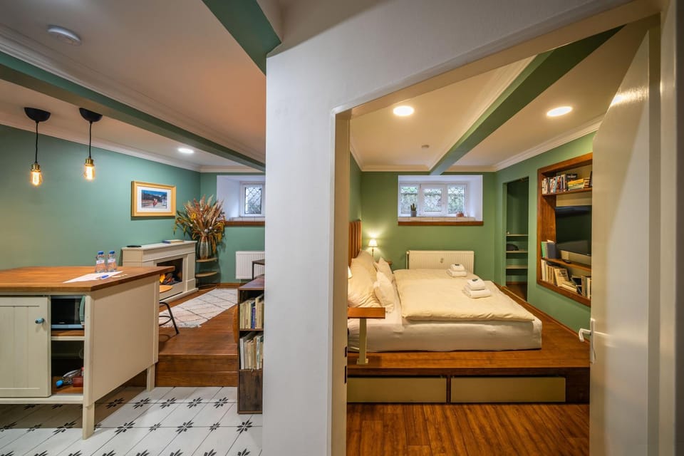 Bed, TV and multimedia, Living room, Photo of the whole room, Seating area, Bedroom, Area and facilities, towels