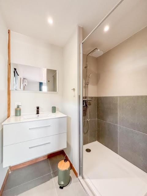 Shower, Bathroom, towels