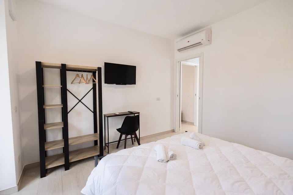 Bed, TV and multimedia, Photo of the whole room, Bedroom, towels, wardrobe, air conditioner