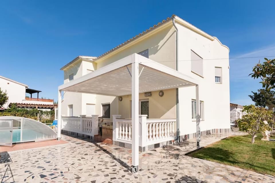 Property building, Facade/entrance, Off site