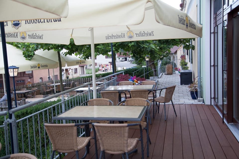 Restaurant/places to eat, Day, Balcony/Terrace