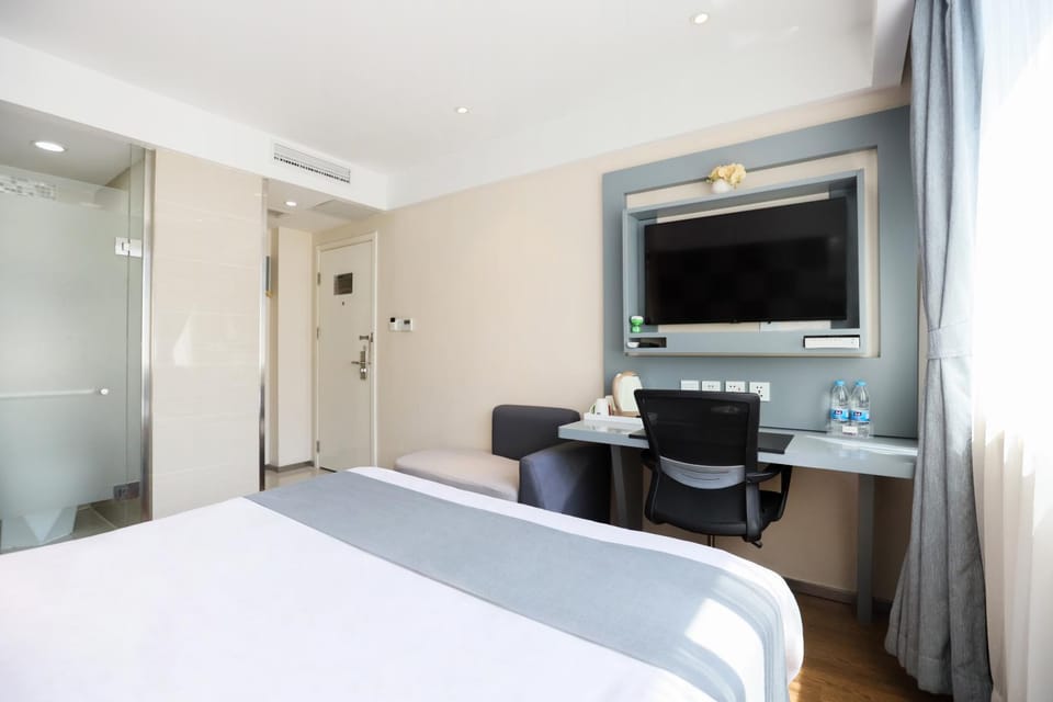 Bed, TV and multimedia, Photo of the whole room