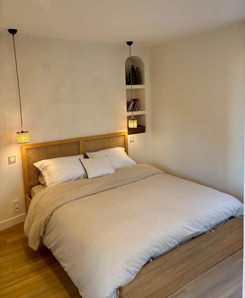 Bed, Photo of the whole room, Bedroom