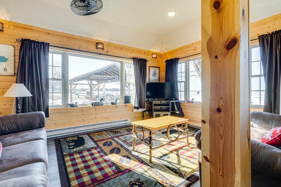 Lakefront Cabin w/ Shared Beach in Cecil! Cabin in Wisconsin