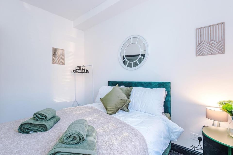 Free Park, Sleeps 8, Stunning Home in Salford, Long Term Disc, Perfect For Groups Apartment in Salford