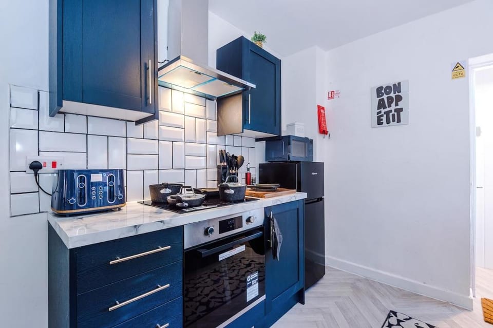 Free Park, Sleeps 8, Stunning Home in Salford, Long Term Disc, Perfect For Groups Apartment in Salford