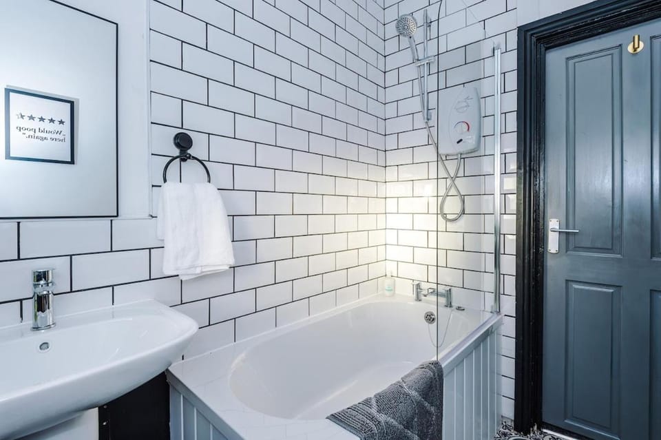 Free Park, Sleeps 8, Stunning Home in Salford, Long Term Disc, Perfect For Groups Apartment in Salford