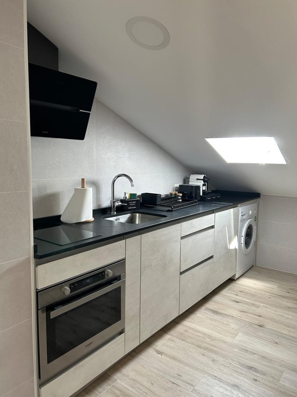 Kitchen or kitchenette, minibar, washing machine