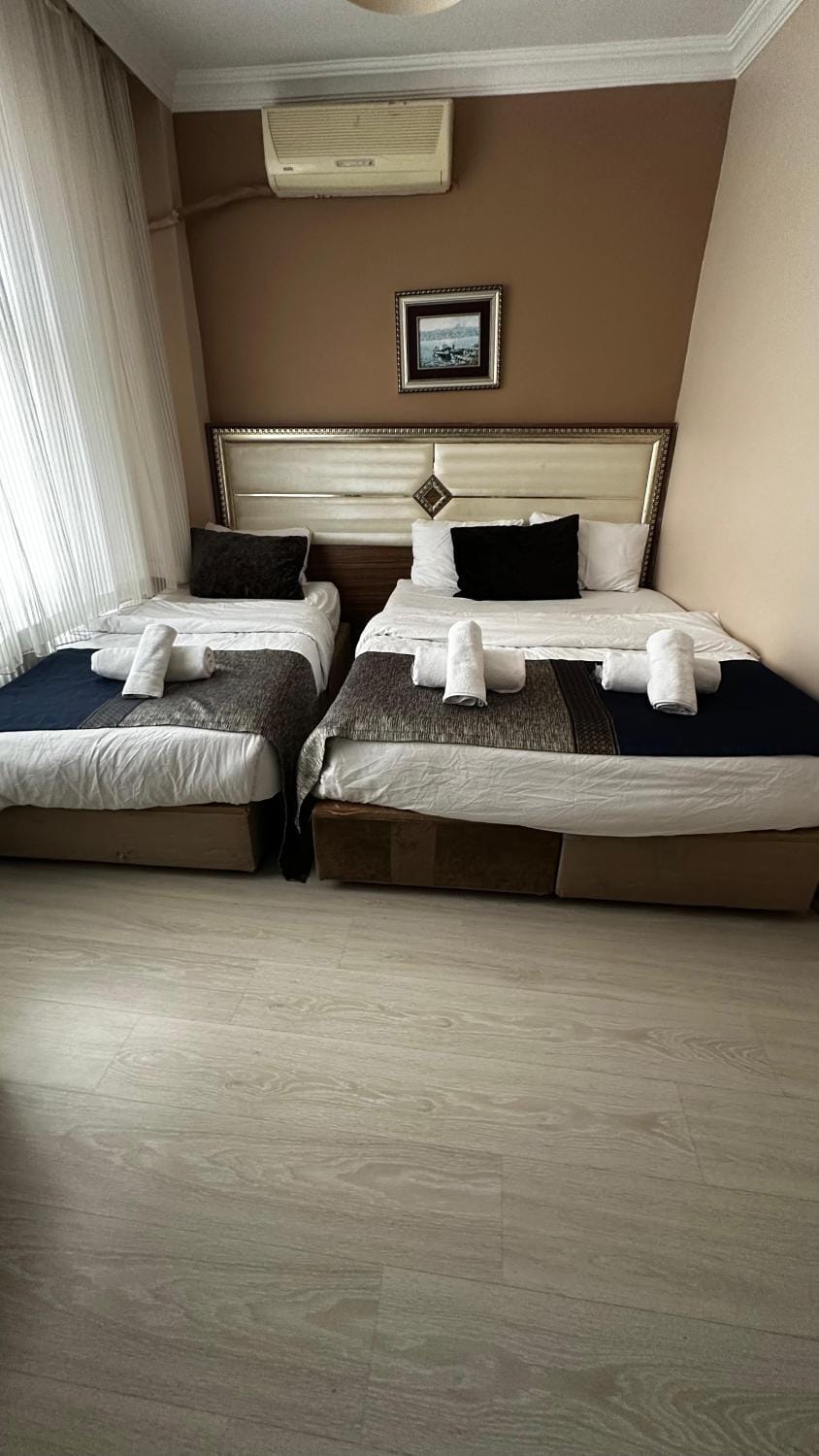 Bed, TV and multimedia, Photo of the whole room, Bedroom, towels, air conditioner