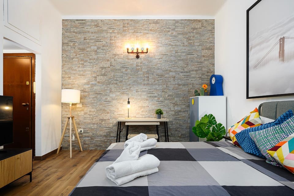 Bed, Living room, Photo of the whole room, Seating area, Bedroom, locker, towels, wardrobe