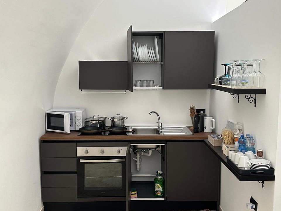 Coffee/tea facilities, microwave, oven