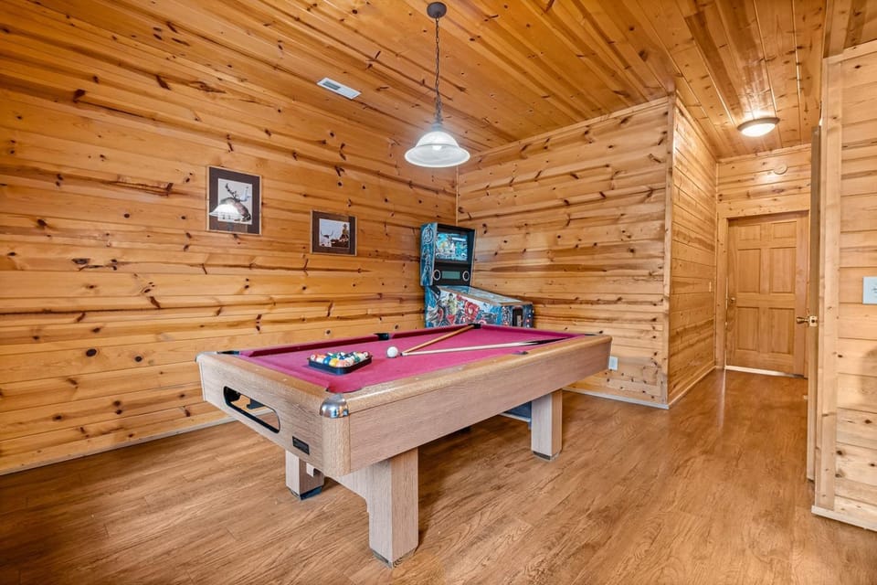 5BR Cabin,1 mile - Parkway Hot Tub, BBQ, SL16 Cabin in Pigeon Forge