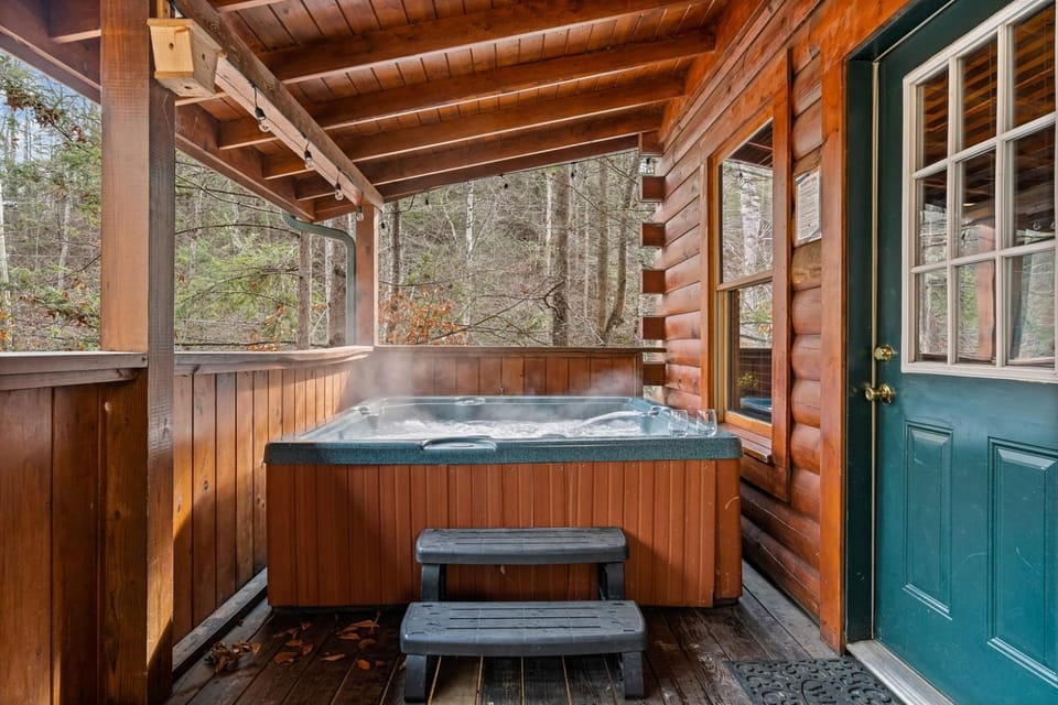 1 mile to Parkway, 5BR Cabin, Hot Tub, SL16! BBQ Cabin in Pigeon Forge