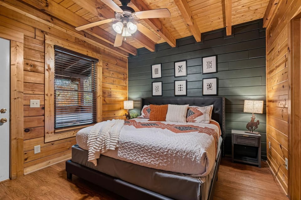 1 mile to Parkway, 5BR Cabin, Hot Tub, SL16! BBQ Cabin in Pigeon Forge