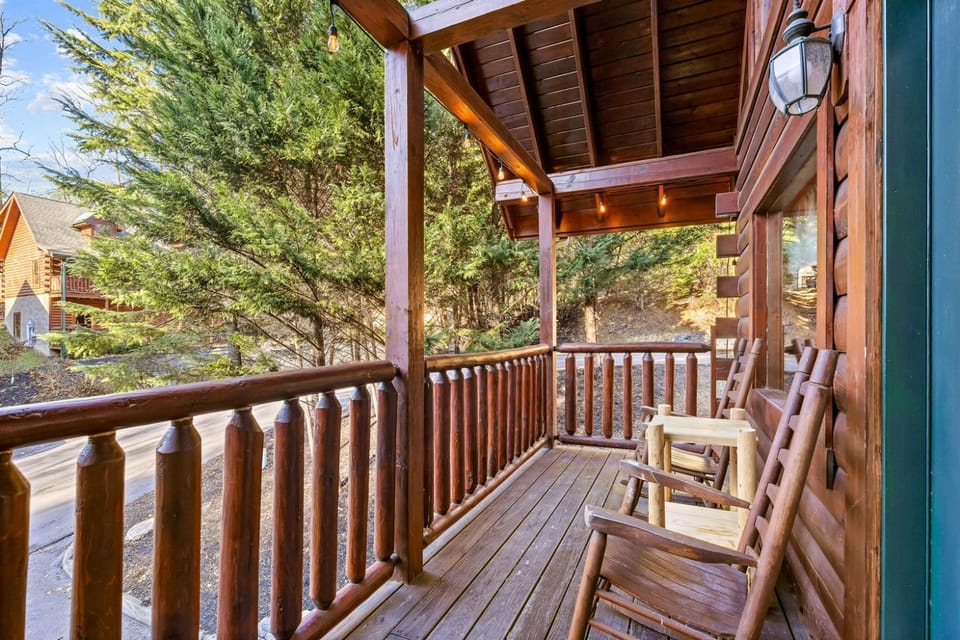 1 mile to Parkway, 5BR Cabin, Hot Tub, SL16! BBQ Cabin in Pigeon Forge