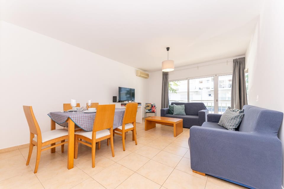 TV and multimedia, Living room, Dining area, air conditioner