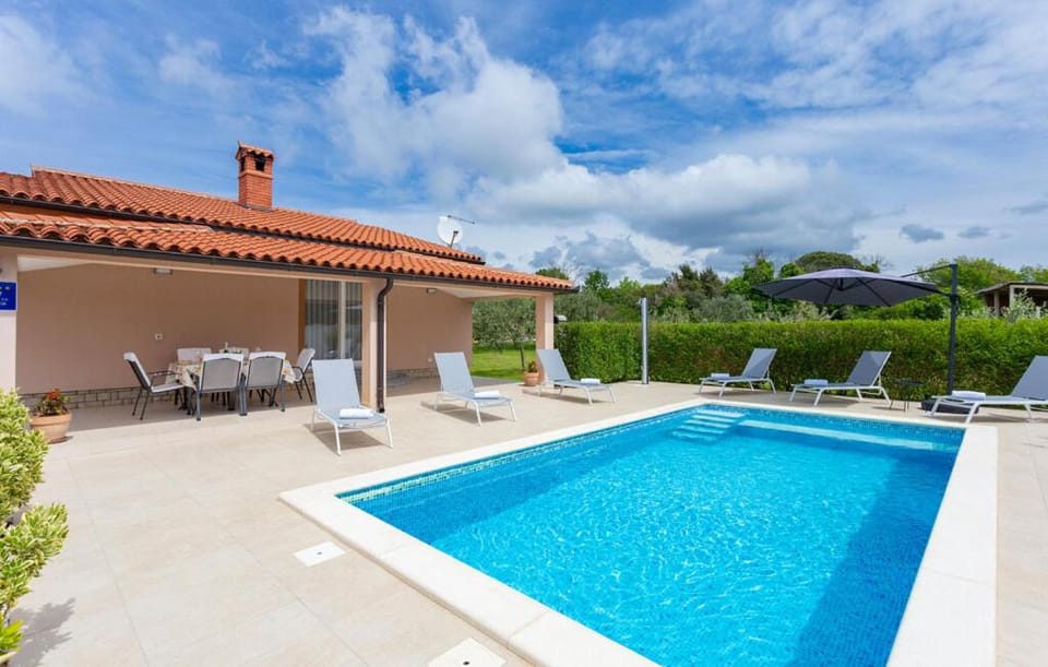 Property building, Patio, Spring, Day, Balcony/Terrace, Pool view, Swimming pool, Swimming pool, sunbed