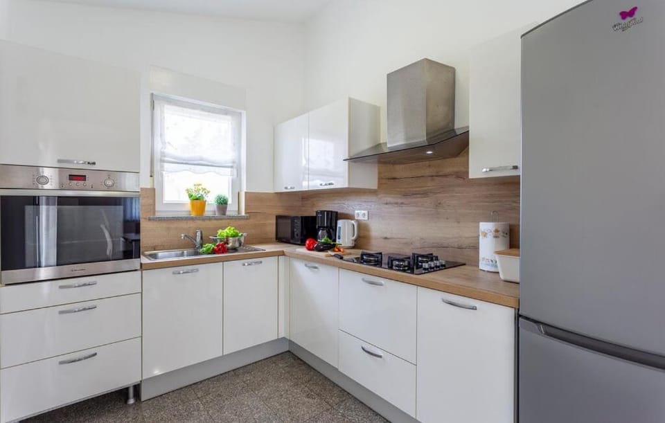 Coffee/tea facilities, Kitchen or kitchenette, dishwasher, oven, stove, toaster
