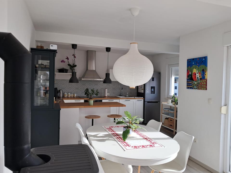 Kitchen or kitchenette, Dining area