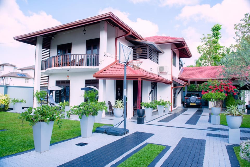 Property building, Day, Garden, Garden view, Street view, Location, Parking