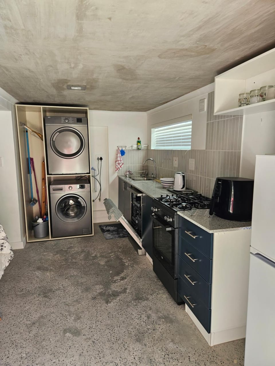 Kitchen or kitchenette, dishwasher, oven, stove, toaster, washing machine, dryer