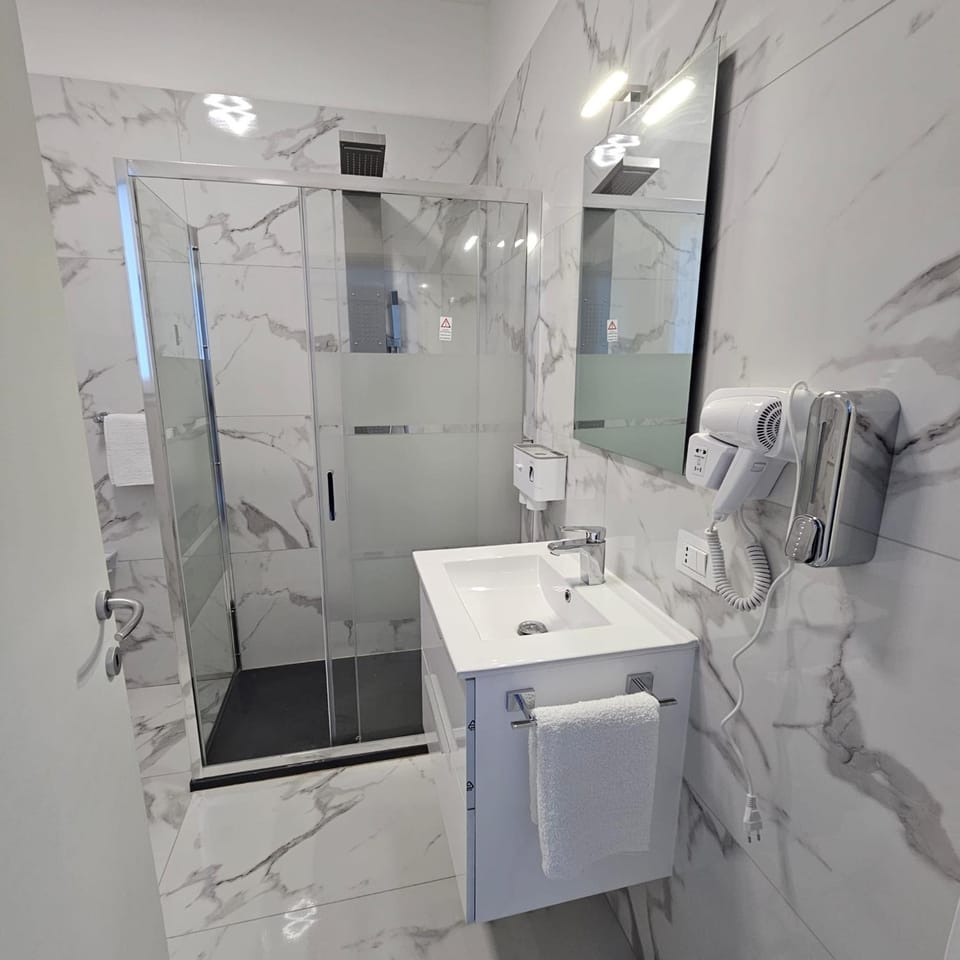 Shower, Bathroom, towels