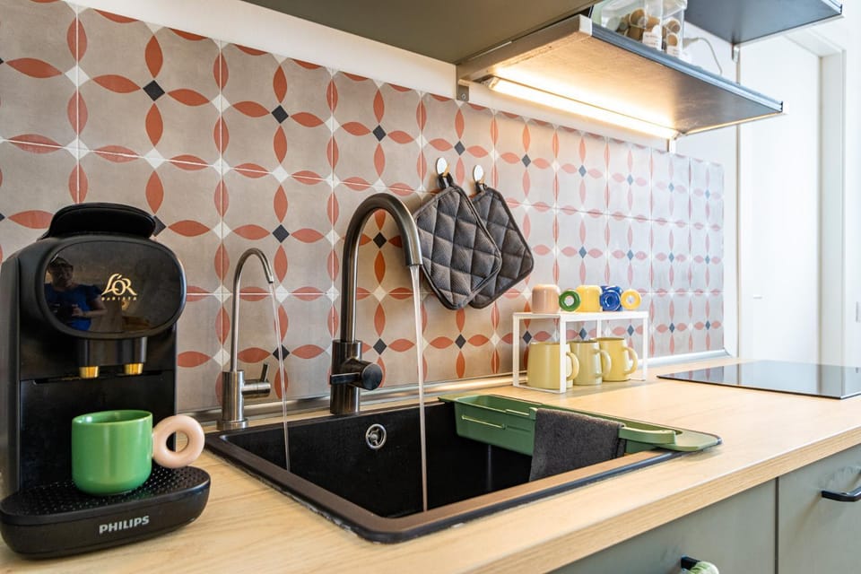 Kitchen or kitchenette, minibar, stove