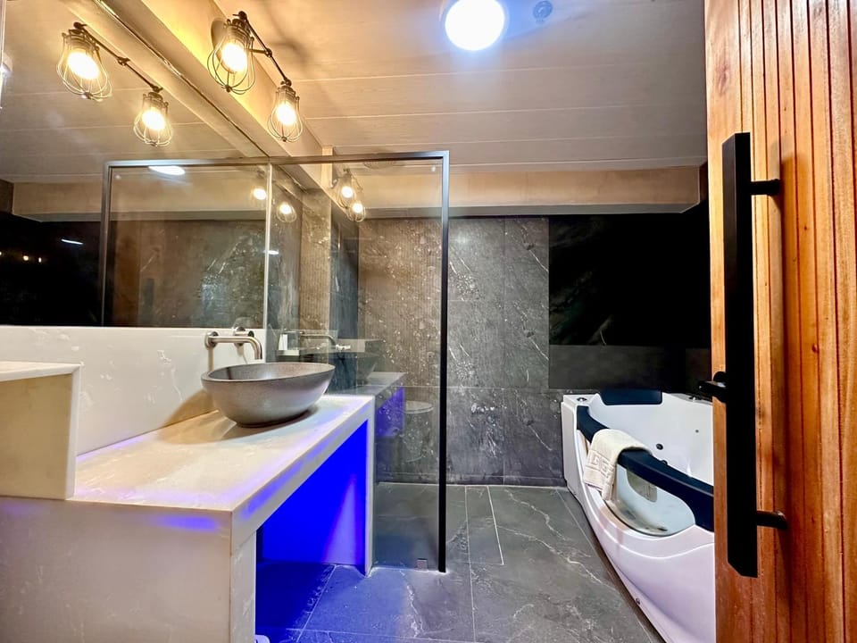 Blue Tulip - Rooms with Jacuzzi Apartment hotel in Lapu-Lapu City