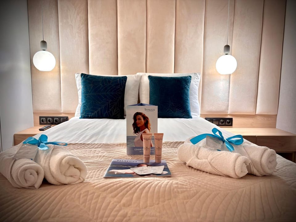 Bed, Bedroom, towels