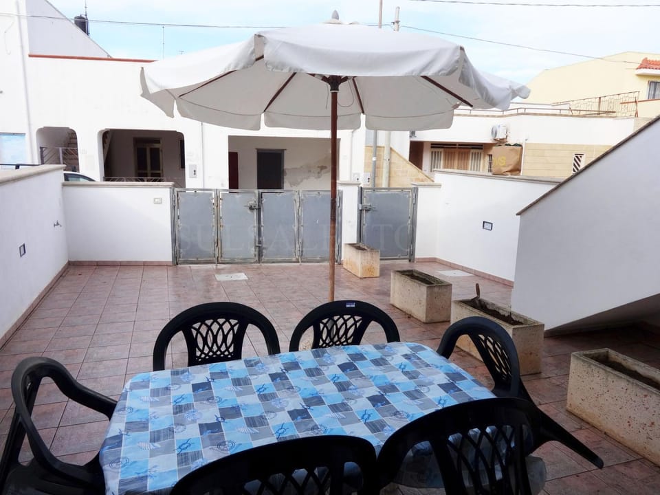 Property building, Patio, Day, Balcony/Terrace, Dining area