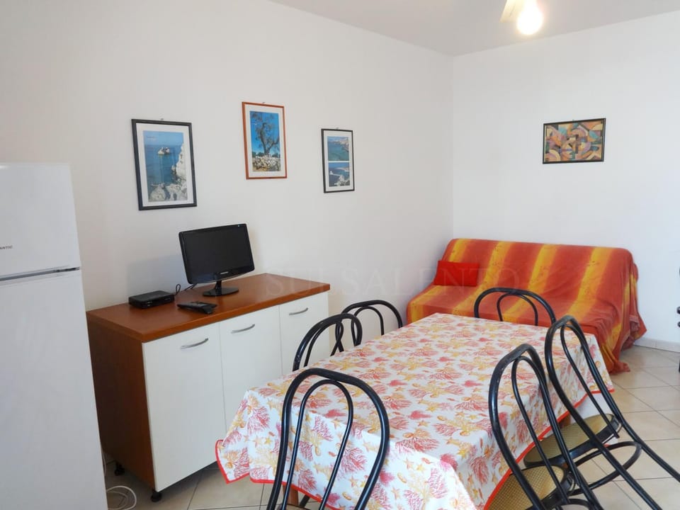 Kitchen or kitchenette, Dining area, oven