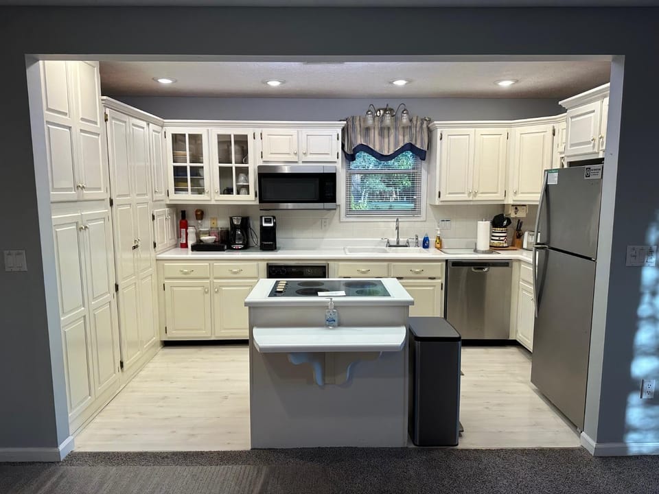Kitchen or kitchenette, dishwasher, minibar, oven, pet friendly, stove, toaster