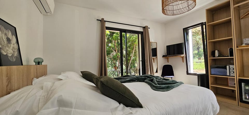 Bed, TV and multimedia, Bedroom, air conditioner