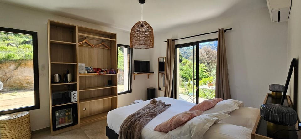 Photo of the whole room, Bedroom