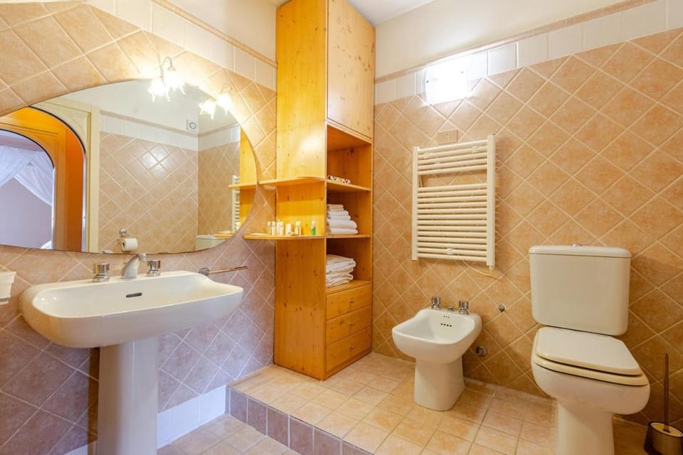 Shower, Toilet, Bathroom, bidet, towels