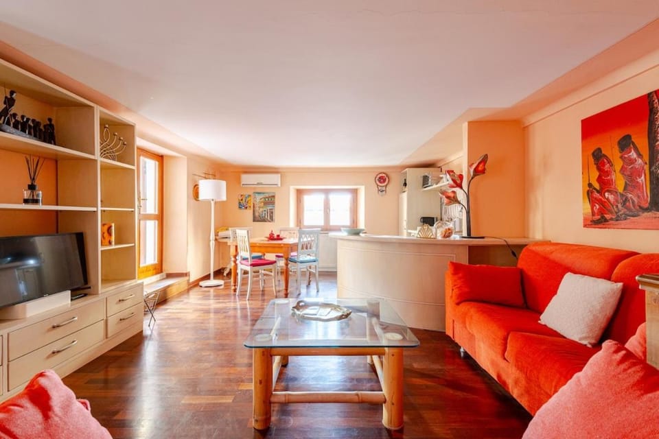 Communal lounge/ TV room, TV and multimedia, Kitchen or kitchenette, Living room, Seating area, Dining area, Evening entertainment