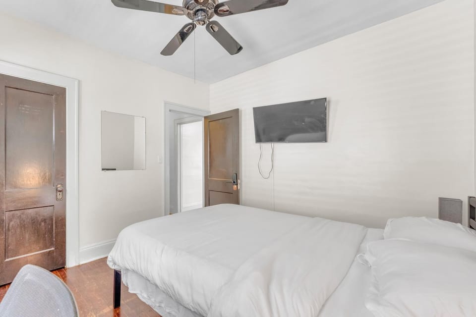 Great Room near Cleveland airport Vacation rental in Cleveland Heights