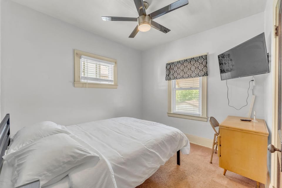 Bed, TV and multimedia, Business facilities, Bedroom